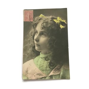 Antieke Franse ansichtkaart – handgekleurde foto van meisje met gele linten – poststempel 1911