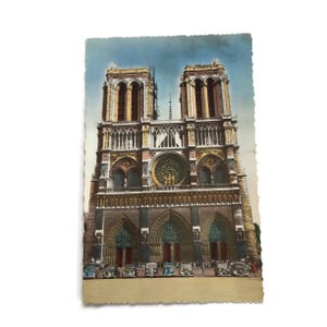 Carte postale vintage de Paris – Façade de la cathédrale Notre-Dame avec des voitures