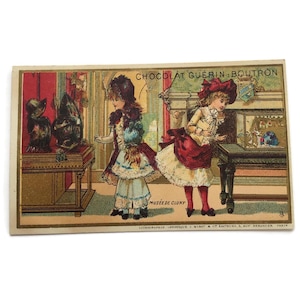 Antike französische Handelskarte – Kinder im Musée de Cluny Scene (Guérin-Boutron Chocolat) Paris