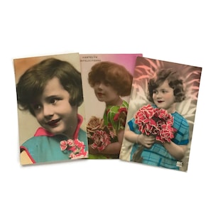Postales holandesas antiguas: Niños con flores coloreados a mano, impresiones fotocromáticas de la década de 1930, trío de postales con fotos reales coloreadas