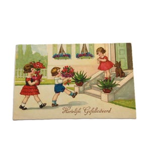 Carte postale néerlandaise vintage – Enfants avec des fleurs – « Hartelijk Gefeliciteerd »