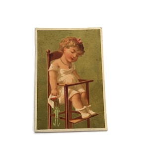 Antike französische Handelskarte – Schlafendes Mädchen mit Spielzeugpuppe – Spätes 1800 Lithograph