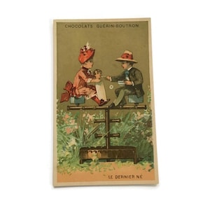 Trade Card – Viktorianische Kinder mit Puppe – Antike französische Lithographie „Le Dernier Né“ c.1890s