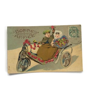 Antieke Franse nieuwjaarskaart – kinderen met reliëf in auto | Edwardiaanse vakantiegroet, jaren 1900