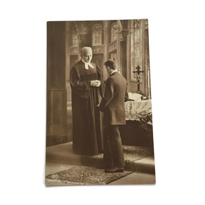 Religiöse Konfirmations Postkarte – Anfang 1900s Jahrhundert Handkolorierte Kirchenszene mit Junge und Pastor