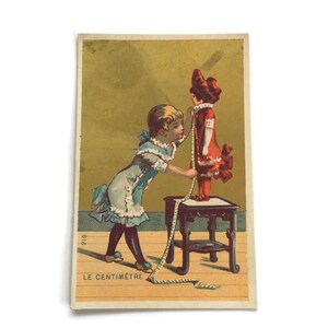 "Antike Französische Handels Karte - ""Le Centimètre"" Viktorianische Ephemera, Vintage Werbekarte, Näh & Mode Thema, Mädchen und Puppe."