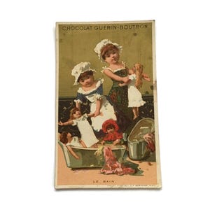 Antieke Franse Trade Card – Chocolat Guérin-Boutron – Victoriaanse meisjes, poppenbadtijd