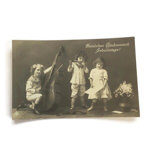 Antica cartolina tedesca – Bambini con strumenti musicali – Fotografia di compleanno [anni '900]