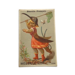 Antike Französische Handelskarte – Mädchen im Kolibri-Kostüm – Wunderliche viktorianische Werbetafel um 1900