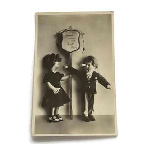 Postal vintage – Muñeca de 1939 con cartel – RPPC holandés de Bond Zonder Naam