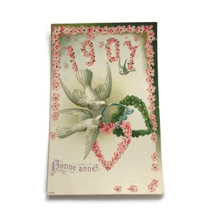 Ancienne carte postale du Nouvel An français de 1907 - Colombes et coeurs floraux - Illustrée en relief