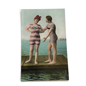 RESERVADO para ADRIENNE 23 de junho Cartão postal vintage colorido à mão – Homem e mulher em trajes de banho no píer – Trajes de banho da era eduardiana – Sem uso