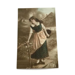 Antica cartolina olandese – colorata a mano – Lattaia con grembiule – Scena di campagna