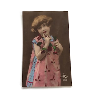 Vintage Franse handgekleurde ansichtkaart – 1932 Meisje in roze met rozen – kunstportretfoto