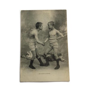 Carte postale française ancienne – garçons luttant en short rayé – photographie de sport vintage [années 10]