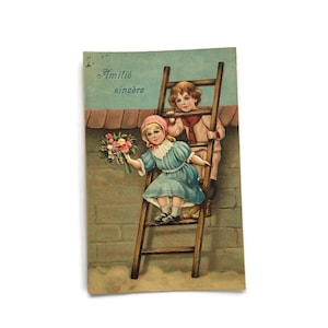 Antieke Franse ansichtkaart – kinderen met reliëf op ladder | Vriendschapskaart met reliëf uit de jaren 1900 met bloemen