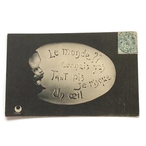 Carte postale ancienne - Bébé surréaliste jetant un coup d&#39;oeil dans un oeuf, humour français, début des années 1900