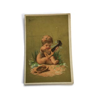 Victorian Baby with Guitar Trade Card – antieke Franse reclame – Au Bon Marché Paris, jaren 1900