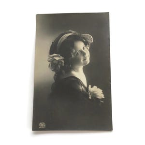 Antica cartolina olandese – Ragazza con fiori RPPC anni '10 – Ritratto in studio fotografico reale