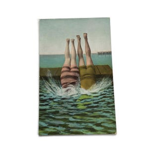 Cartolina d'epoca – Divertenti bagnanti in riva al mare che si tuffano dal molo, primi anni del 1900