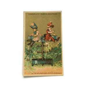 Scheda commerciale – Ragazze vittoriane che danno da mangiare agli uccelli – Litografia francese antica “Le Déjeuner des Petits Oiseaux” 1890 circa