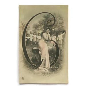 Vintage art nouveau-briefkaart - elegante dame met kinderen in decoratieve &#39;G&#39;