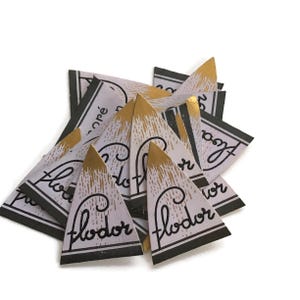 Lot de 20 étiquettes de parfum triangulaires vintage Flodor, détails dorés