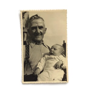Photo vintage – Grand-père tenant son bébé – Instantané avec dos de carte postale