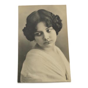 Cartão postal antigo – Garota eduardiana com olhar pensativo