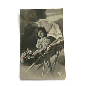 Antieke Franse ansichtkaart – meisje met parasol en bloemen – handgekleurd – Edwardiaans kind in rieten stoel – vintage fotobriefkaart