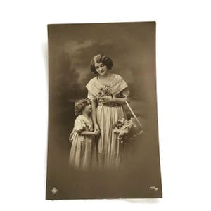Cartolina antica – Madre e bambino edoardiana con cesto di fiori – Foto reale seppia – Cartolina sentimentale dei primi anni del 1900