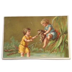 Carte de commerce française ancienne – Enfants sauvant un chaton d'une rivière