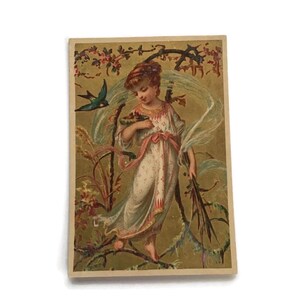 RESERVIERT für LAREN JULI Antike französische Handelskarte – Verträumtes Feenmädchen mit Vogel und Blüten – Carcassonne-Werbung, c.1890s