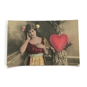 Carte postale vintage romantique - Fille avec un coeur - Début des années 1900