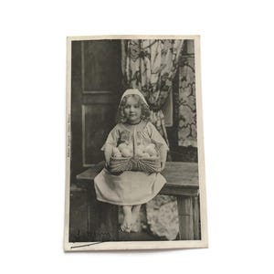 Carte postale française ancienne – Fille de 1908 avec un panier d'œufs – Photographie vintage