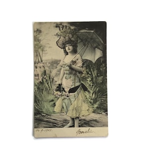 Cartão postal vintage desgastado pelo tempo – com falhas, desbotado e cheio de charme – peça efêmera europeia antiga