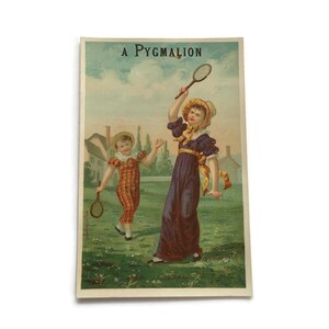 Tarjeta comercial francesa antigua: Niños jugando al tenis. Grandes almacenes Pygmalion de París. Publicidad de la década de 1890.