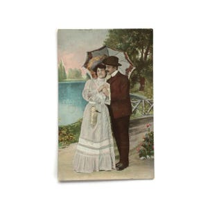 Ansichtkaart edwardiaans stel – vintage handgekleurde romantische scène – wandeling over meer met parasol – gedrukt in Duitsland