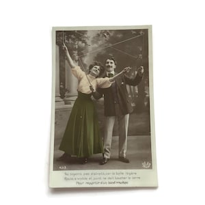 Antike französische Postkarte | Handkoloriertes RPPC Paar Spielendes Diabolo | Anfang 1900