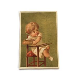 Cartão de Comércio Antigo – Menina com Caixa de Doces, Século XIX