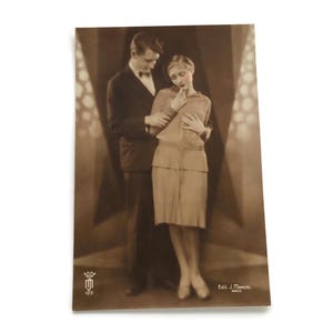 Postal francesa vintage: Pareja de los años 20 en pose tierna. Fotografía de estudio art déco.