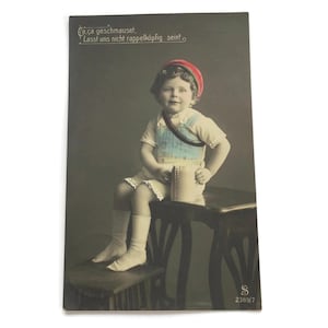Cartão postal alemão vintage – Criança bem-humorada com caneca de cerveja – Ephemera antigo c.1910s