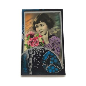 Niederländische Vintage Postkarte – Art Deco handkoloriert – Mädchen mit Blumen & Vogelillustration – 1920er Jahre