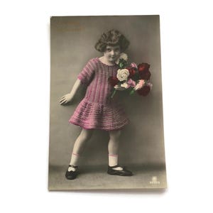 Antica cartolina olandese – Ragazza dipinta a mano in abito all'uncinetto con fiori