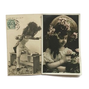 Kleine Hüte, großes Drama - Set von 2 antiken französischen Kinderpostkarten, Kinder in theatralischen Feder- und Blumenhüten, c.1900s