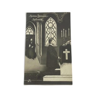 Carte postale allemande ancienne – Confirmation de bénédictions – Intérieur d'église avec garçon agenouillé, vers 1910