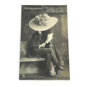 Antike deutsche Postkarte – “Public Excluded” romantischer Hut Kuss – Edwardian Photo Humor, um 1900
