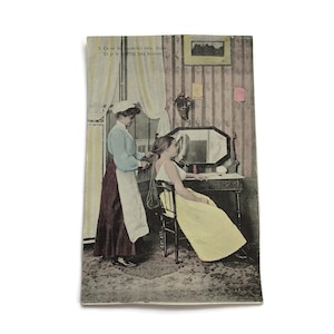 Cartão postal francês antigo – Cena de trança de cabelo tingido à mão – Interior eduardiano, sem uso