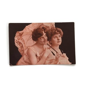 Ansichtkaart Parasol Sisters – vintage sepiafotokaart 1907 – twee vrouwen in lingerie met kanten paraplu – verzonden naar Luik