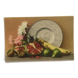 Cartolina vintage con natura morta – Melograno, banana, lime e piatto – Stampa di frutta continentale inutilizzata